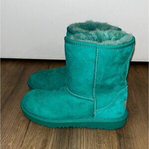 UGG Green Classic Short Shearling Winter Boots women’s Size 4